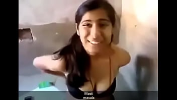 Gadis Desi Panas Membuka Pakaian Dengan Penuh Gairah