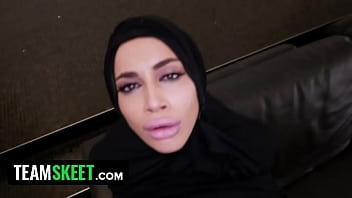 Gadis Muslim Arab Montok (victoria June) Selingkuh Dari Suami Masih Berhijab – Teamskeet