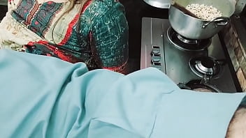 Istri India Sibuk Memasak Sementara Lubang Pantatnya Ditembus Suami Yang Suka Menonton Dengan Audio Hindi Jernih