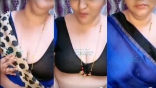 Gadis India Selatan Memamerkan Payudara Desi Telanjangnya Di Depan Kamera