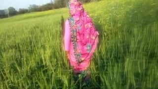 Video Panas Pasangan Punjab Yang Tak Sabar Bercinta Di Ladang Mereka