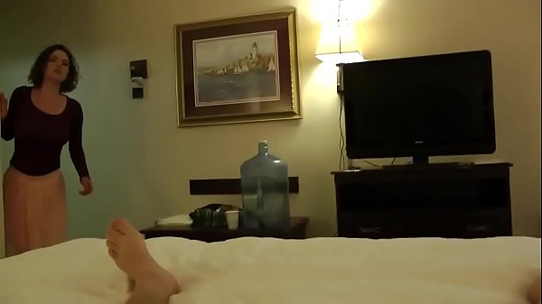 Ibu Tiri Tak Kuasa Menahan Godaan Untuk Melayani Batangku Saat Ayah Tiriku Tak Ada.
