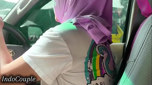 Istri Berhijab Muslim Indonesia Mengemudi Sambil Mengisap Kontol Pacarnya, Video Viral Di Jakarta