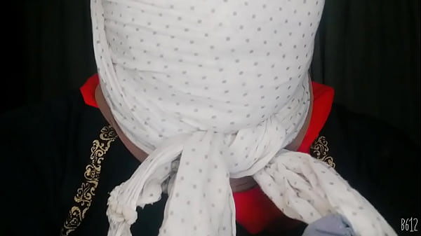 Gadis Berhijab Mengikat Dirinya Dengan Nafsu