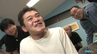 Dia Terkejut Bukan Main Saat Wajahnya Dipenuhi Cairan Hangat Dari Banyak Pria.