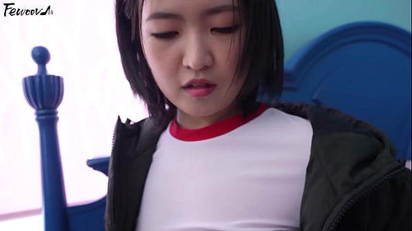 Gadis Korea Berpayudara Besar Bermain Peran Dengan Stoking Hitam Yang Menggoda