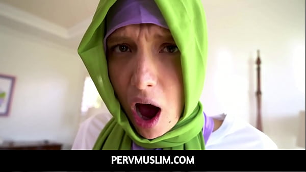 Izzy Lush, Gadis Berhijab Yang Berani Melanggar Aturan Dengan Sensual