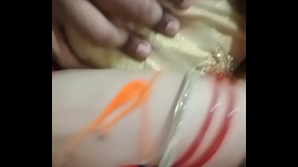 Desain Istri Panasku Dalam Gaya Hindi Yang Menggoda