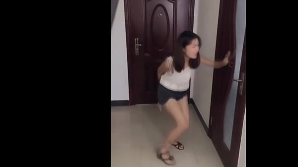 Gadis Tiongkok Sangat Mendesak Ingin Buang Air Kecil