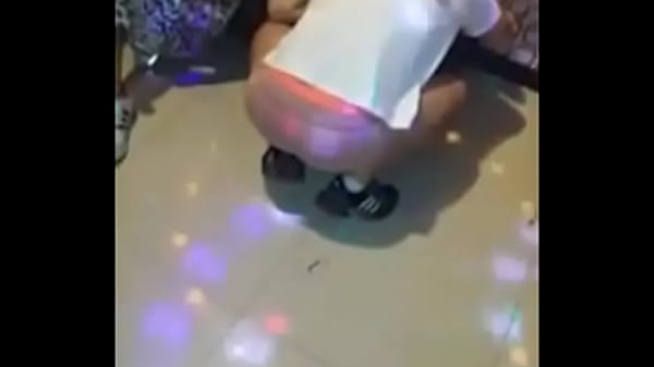 노래방에서 팬티 벗고 음란한 춤으로 관능적인 유혹