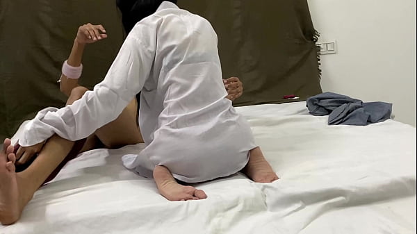 Adik Tiriku Telanjang Di Malam Hari Dan Naik Ke Atas Kontol Besarku