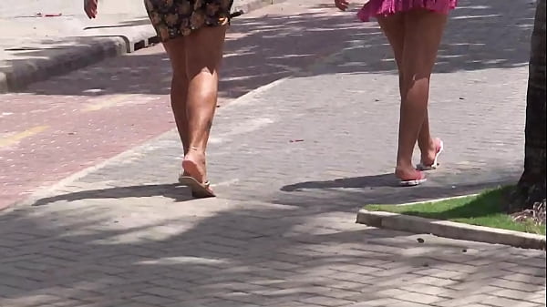 Gadis Manis Pergi Ke Pantai Dengan Pantat Yang Menggoda!