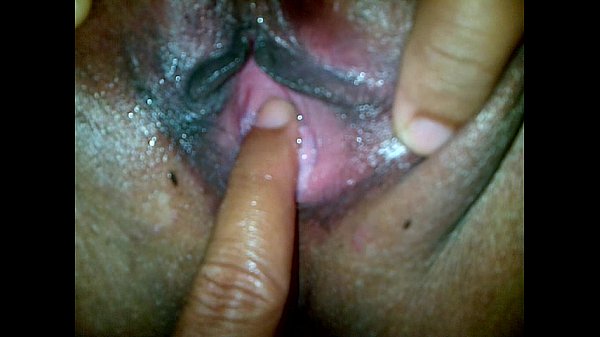 Mami Indonesia Dengan Bokong Gede Dan Memek Basah Ditusuk Empat Jari Lalu Digencet Habis-habisan