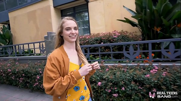 Gadis Rusia Mungil Digoyang Hingga Lubang Memeknya Terasa Kencang