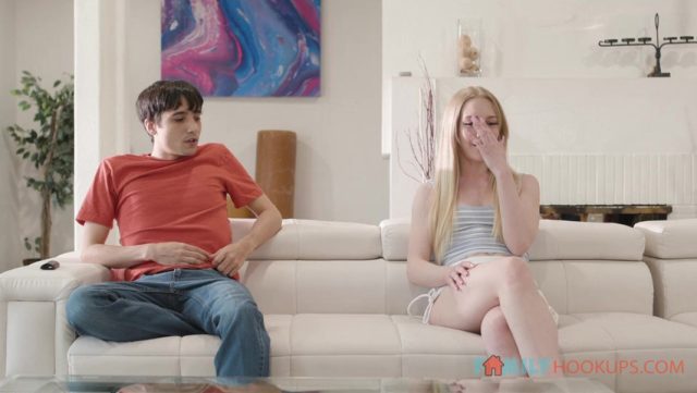 Emma Starletto: Goyang Panas Bareng Keluarga