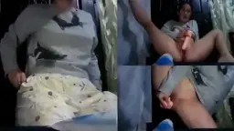 Gadis Mungil Yang Menggoda Bermain Dengan Mainan Dewasa