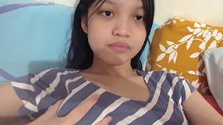 Gadis Remaja Pamer Payudara Montok Di Kamar Pribadi
