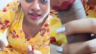 Gadis Seksi Memberikan Blowjob India Yang Menggairahkan