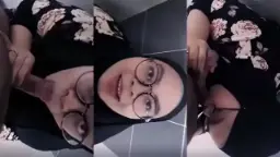 Jilbab Hitam Menggoda Di Kamar Mandi