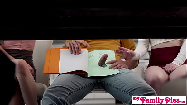 Duduklah Dengan Kontol Kecilmu Dan Tunggu Sampai Kami Selesai Menikmati Hidangan Penutup, Ibu Tiri!