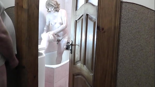 Anak Tiri Mandi, Ayah Tiri Mengintip Dan Mengocok Kontolnya Sampai Muncrat Di Bawah Pintu Kamar Mandi