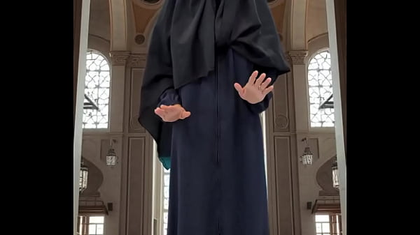 Mencoba Abaya Dan Hijab Yang Menggoda
