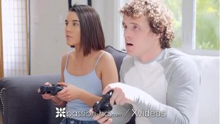 Kakak Tiri Menggoda Dengan Kontroler, Game Berakhir Dengan Adik Masuk Ke Dalamnya