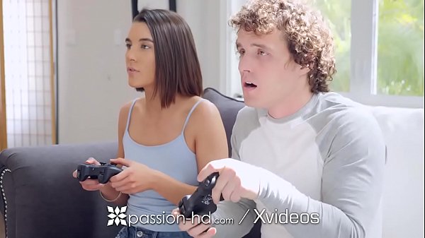 Kakak Tiri Menggoda Dengan Kontroler, Game Berakhir Dengan Adik Masuk Ke Dalamnya