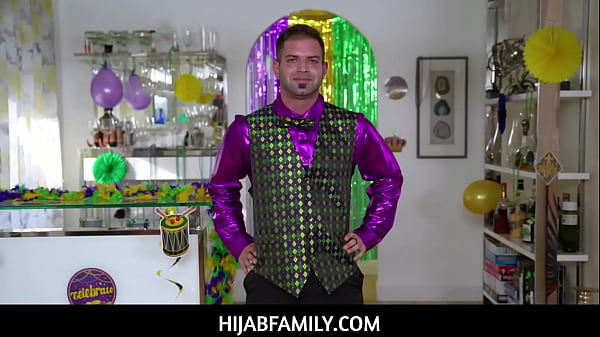 Violet Gems, Si Gadis Berhijab Yang Seksi, Menikmati Sesi Manik-manik Panas Sebelum Mengasah Keahlian Oralnya Untuk Nicky.