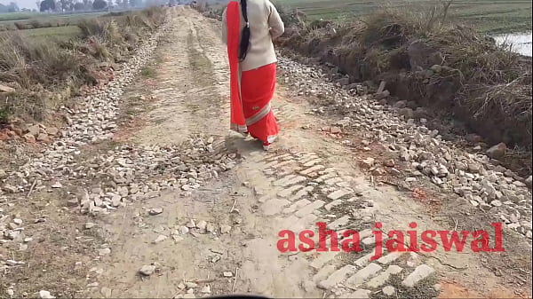 गांव की देसी आंटी अकेली जा रही थी, उसे पटाकर पहली बार जोरदार चोदा