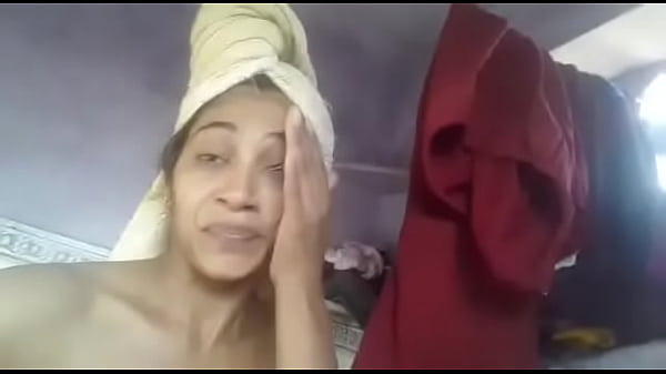 Gadis Desi Memamerkan Tubuh Seksi Yang Menggoda
