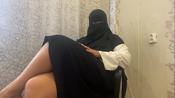 Ibu Tiri Arab Berjilbab Menggoda Dengan Kenikmatan Diri