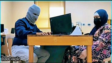 Istri Berhijab Yang Nakal Menggoda Teman Kantor, Asyik Memuaskan Hasrat Dengan Vibrator Kesayangannya.