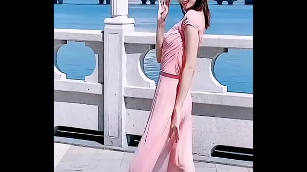 雪儿性感曲线撩人，火辣身材让人血脉贲张