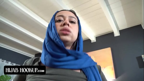 Arab Nakal Mengisap Kontol Kakak Tirinya Agar Rahasia Mereka Tak Bocor Ke Orang Tua Yang Tegas