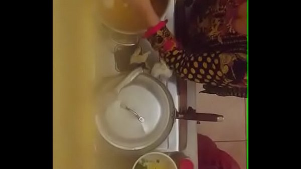 Tante Desi Yang Menggoda Dengan Belahan Dada Yang Menggairahkan