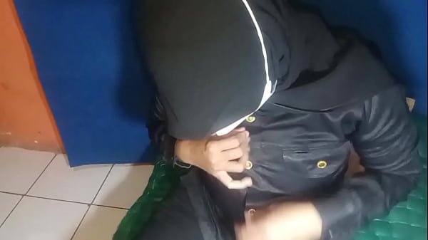Satpam Perempuan Bergairah Mengocok Memek Sampai Muncrat Deras