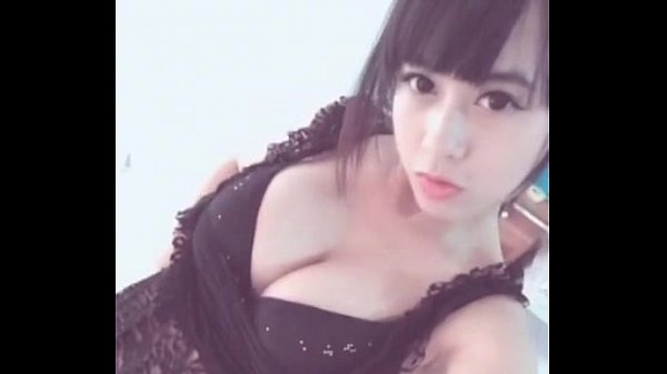 Gadis Tionghoa Menggoyang Tubuhnya Dengan Sensual