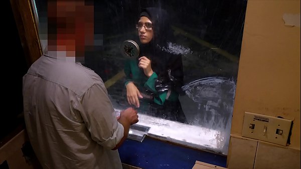 Arab Wanita Putus Asa Beraksi Di Motel Gelap Demi Uang