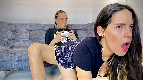 Saat Kakak Tiriku Asyik Main Game, Aku Asyik Mainkan Kontol Besarnya