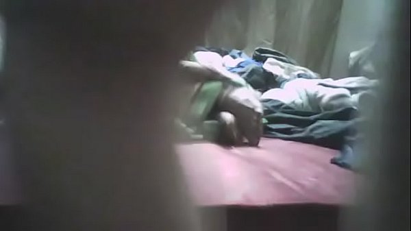 Pelayan Desi Menggoda: Adegan Panas Pertama