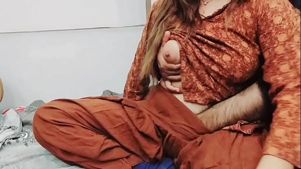 Ibu Tiri Pakistan Menggoyang Pantatnya Di Depan Suami Yang Tak Berdaya Sambil Memotong Sayuran Dengan Suara Hindi Yang Menggoda