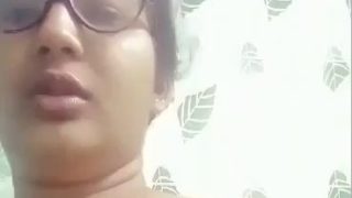 Gadis Bengali Melepas Kutang Dan Meraba Putingnya