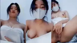 Lia Bocorkan Payudara Besarnya Live Dengan Wajah Terbuka