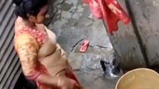 Video Panas Istri Tetangga Mandi Diam-diam Direkam
