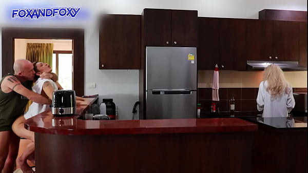 Nyaris Ketahuan Dihardcore Anal Dan Dikremi Di Dapur Dekat Ibu Mertua Lagi Masak