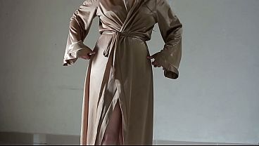 Gadis Indo Tante Tobrut Menggoda Dengan Jubah Satin Mulus, Mengocok Memek Penuh Nafsu
