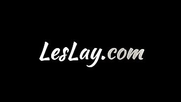 Pijat Panas, Pasangan Lesbian Tergoda Oleh Sentuhan Mesra Terapis