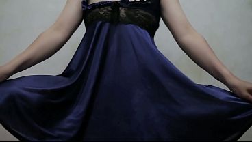 Gadis Indonesia Bergaun Dalaman Biru Berjongkok Sambil Merangsang Diri