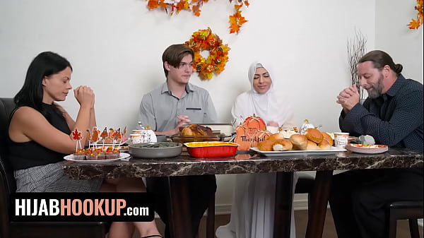 Audrey Royal, Gadis Muslim Seksi, Rayakan Thanksgiving Dengan Bercinta Liar Di Atas Meja – Kencan Berhijab